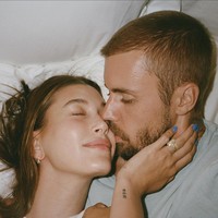 Pemotretan Bareng, Justin & Hailey Bieber Intim di Ranjang untuk Cover Majalah