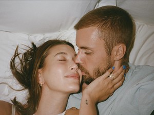 Pemotretan Bareng, Justin & Hailey Bieber Intim di Ranjang untuk Cover Majalah