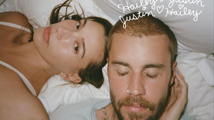 Justin Bieber dan Hailey Bieber pemotretan majalah W Youth.