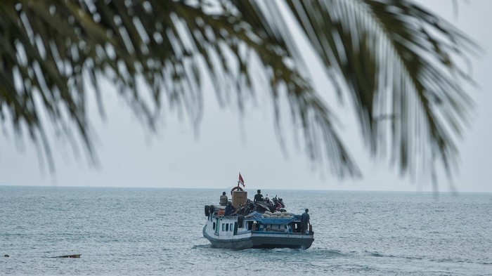 Penumpang duduk di atas kapal di Rajabasa, Kabupaten Lampung Selatan, Lampung, Senin (7/9/2026). Operasional kapal penyeberangan yang mengangkut penumpang serta logistik menuju Pulau Sebesi dan Sebuku di dermaga tersebut masih berjalan normal di tengah aktivitas Gunung Anak Krakatau (GAK) yang berstatus level III (Siaga). ANTARA FOTO/Putra M. Akbar