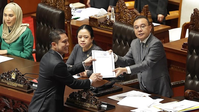 Kapoksi Komisi XII DPR Fraksi PAN Aqib Ardiansyah dengan pimpinan DPR RI saat rapat paripurna, Selasa (8/9/2026)