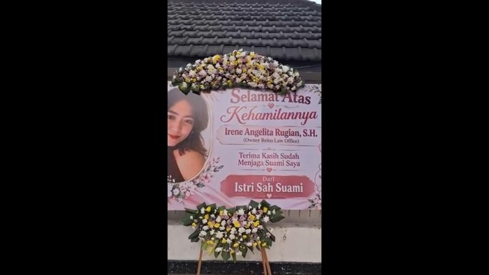 Karangan bunga satir hiasi PN Surabaya