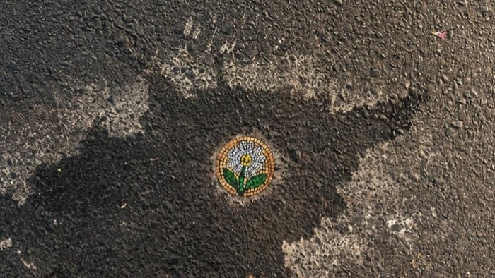 Karya Ivan menambal jalan berlubang dengan karya seni