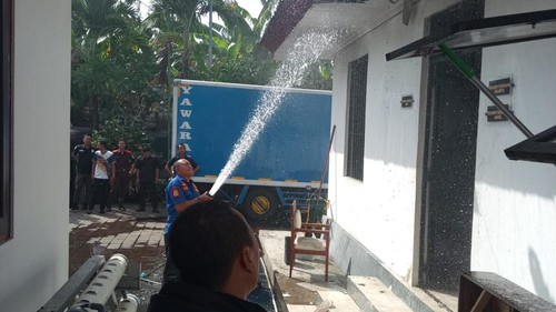 Petugas memadamkan bangunan sel tahanan di Kejari Negara yang terbakar, Selasa (8/9/2026).