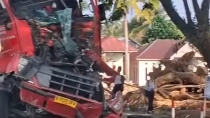 Kecelakaan mobil tangki BBM menabrak truk parkir di Mamuju Tengah, Sulbar.