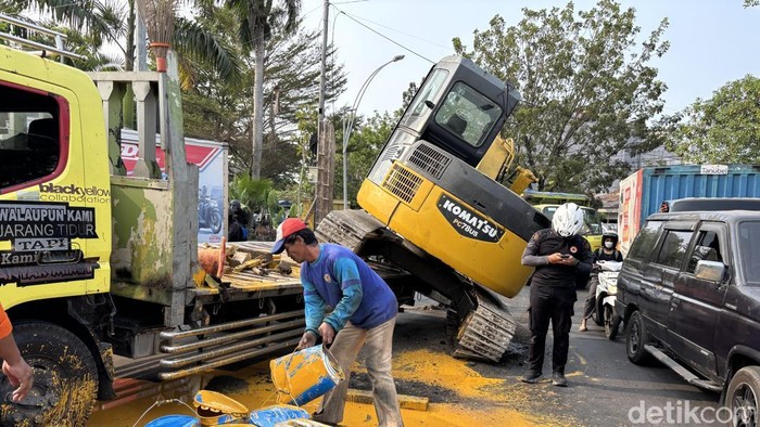 Kecelakaan tunggal truk angkut ekskavator di Jalan Jemur Andayani Surabaya