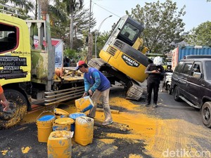 Ekskavator Jatuh dari Truk Pengangkut di Surabaya gegara Hindari Motor