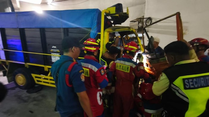 Kecelakaan tunggal kendaraan truk terjadi di dalam mal di Tebet, Jaksel. Sopir truk terluka karena terjepit kabin yang ringsek usai menabrak tembok. (dok Damkar Jaksel)