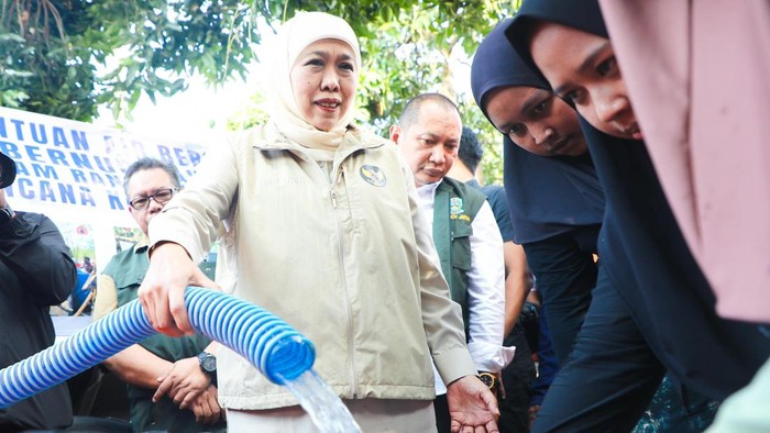 Gubernur Khofifah memantau distribusi air bersih ke warga terdampak