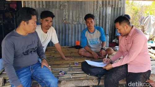 Keluarga pria pencari rumput laut yang tenggelam di Bima, NTB.