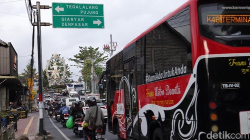 Kepadatan kendaraan dari Jalan Raya Ubud ke Perempatan  Arjuna, Gianyar, Selasa (8/9/2026).