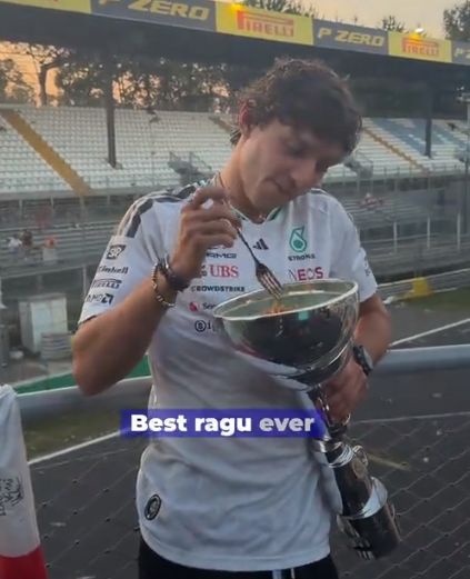 Kimi Antonelli makan pasta dari trofi Unik! Menang di Monza, Kimi Antonelli Makan Pasta dari Trofi Formula 1