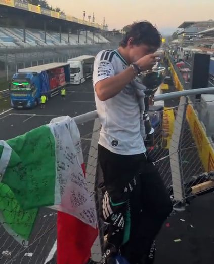 Kimi Antonelli makan pasta dari trofi Unik! Menang di Monza, Kimi Antonelli Makan Pasta dari Trofi Formula 1