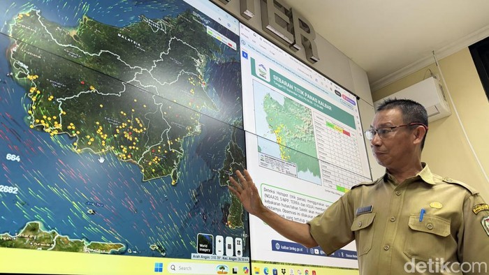 Koordinator Harian Pusdalops BPBD Kalbar, Daniel menunjukkan arah angin