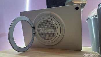 Speaker Lenovo Tab Plus Gen 2 dikelilingi cincin yang jika diangkat berfungsi sebagai kickstand atau dudukan untuk menopang tablet. Foto: Virgina Maulita Putri/detikINET