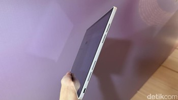 Sisi kanan dan kiri tablet dipenuhi lubang speaker dan disisakan sedikit ruang untuk port USB-C untuk mengisi daya baterai 10.200 mAh. Foto: Virgina Maulita Putri/detikINET