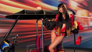 Dia juga menampilkan transportasi tradisional Thailand, tuktuk, dalam berbagai shot di MV SaWaDiKa. (Foto: dok. Instagram @lalalalisa_m)