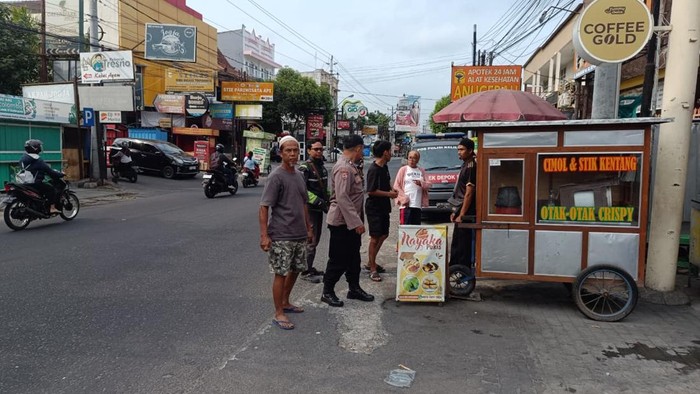 Lokasi kejadian seorang perempuan di bawah pengaruh minuman beralkohol merusak gerobak pukis di Babarsari, Sleman, Selasa (8/9/2026).