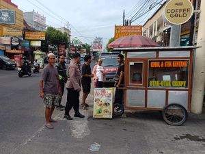 Wanita Mabuk Obrak-abrik Gerobak Penjual Pukis di Babarsari Sleman