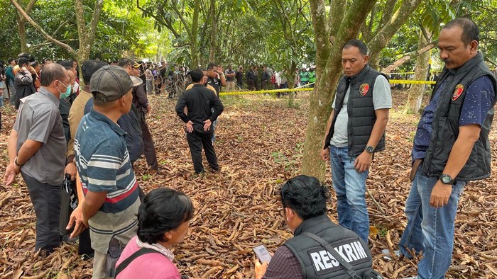 Polisi saat olah TKP dan proses evakuasi mayat.
