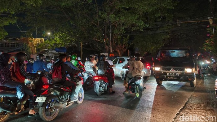 Macet parah di perempatan Abdesir-Batua Raya Makassar imbas mati lampu.