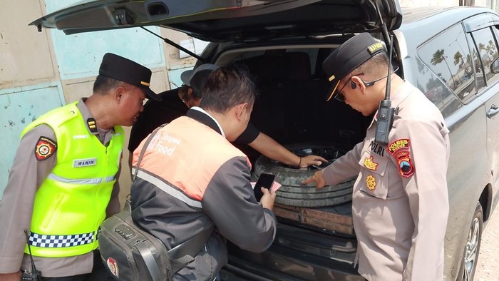 Polisi saat mendatangi lokasi pencurian di mobil depan Gudang Keramik 46, Jalan Lingkar Ngembal, Desa Ngembal Kulon, Kecamatan Jati, Senin kemarin.