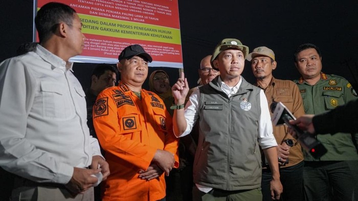 Menteri Kehutanan (Menhut) Raja Juli Antoni menyegel lokasi terdampak kebakaran hutan dan lahan (karhutla)