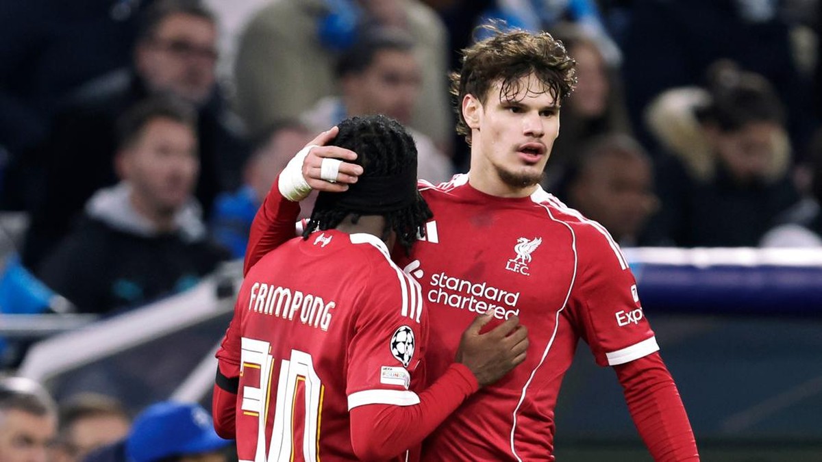 Jeremie Frimpong dan Milos Kerkez. (Foto: Getty Images/Soccrates Images)