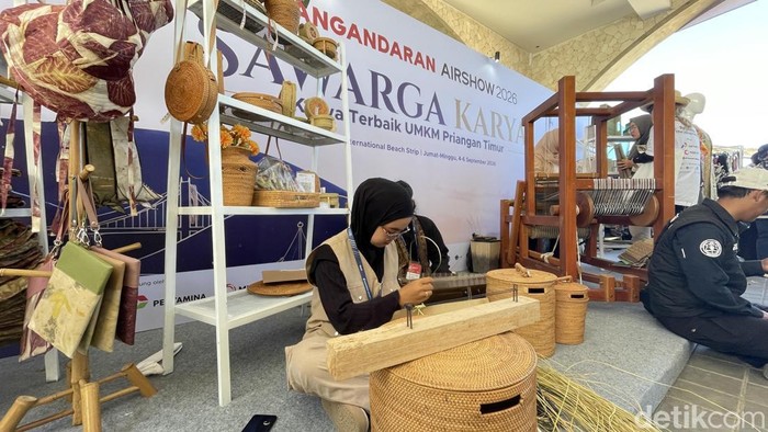 Niki yang sedang merajut dan menjajakan kerajinannya di salah satu pameran pesawat Pangandaran