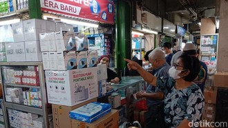 Ada 'Demam Masker' di Pasar Pramuka, Pembeli Borong 20 Box Sekaligus!