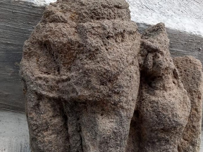 Patahan arca yang ditemukan di makam Kauman, Klaten,