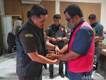 Video: Kejari Karawang Tahan 2 Pejabat Bank Himbara Terkait Dugaan Korupsi KPR
