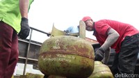 Pekerja melakukan bongkar muat gas LPG di pangkalan gas kawasan Pondok Cabe, Tangerang Selatan, kemarin.