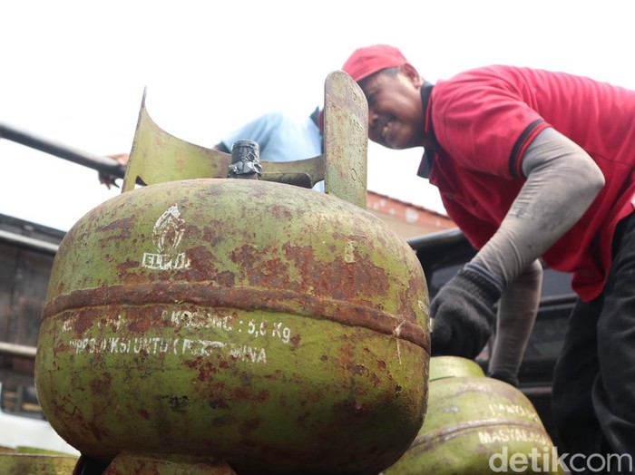 Pekerja melakukan bongkar muat gas LPG di pangkalan gas kawasan Pondok Cabe, Tangerang Selatan, Selasa (8/9/2026). Kementerian Energi dan Sumber Daya Mineral (ESDM) tengah memperkuat basis data penerima LPG 3 kg sebagai upaya membenahi tata kelola distribusi agar penyaluran barang bersubsidi tersebut dapat tepat sasaran.