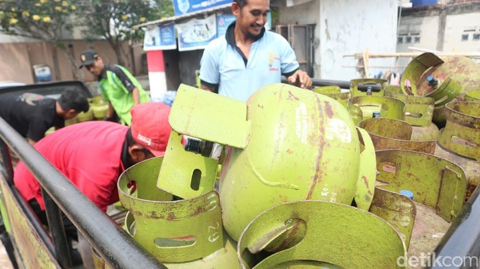 Pemerintah Perkuat Database Penerima Gas 'Melon' LPG 3Kg Pekerja melakukan bongkar muat gas LPG di pangkalan gas area Pondok Cabe, Tangerang Selatan, Selasa (8/9/2026). Kementerian Energi dan Sumber Daya Mineral (ESDM) tengah memperkuat pedoman info penerima LPG 3 kg sebagai upaya membenahi tata kelola pengedaran agar penyaluran peralatan bersubsidi tersebut dapat tepat sasaran.