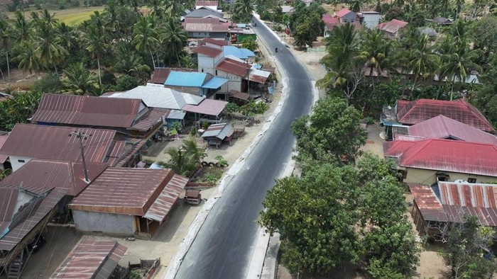 Pemprov Sulsel membangun jalan poros Ujung Lamuru-Palattae di Kecamatan Ponre, Kabupaten Bone.