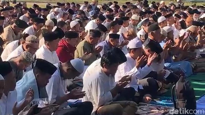 Pemprov Sulsel menggelar salat istisqa berjamaah untuk memohon hujan akibat bencana kekeringan.