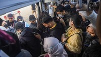 Penumpang berada di dalam Kereta Rel Listrik (KRL) Commuter Line rute Bogor-Jakarta Kota di Jakarta, Selasa (8/9/2026). Penyesuaian perjalanan dilakukan sebagai bagian dari upaya menjaga keandalan dan keselamatan operasional KRL. Sejumlah rangkaian perlu mendapatkan perawatan lebih intensif agar tetap dapat melayani mobilitas masyarakat. ANTARA FOTO/Muhammad Adimaja