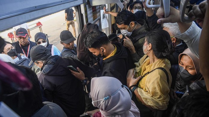 Penumpang berada di dalam Kereta Rel Listrik (KRL) Commuter Line rute Bogor-Jakarta Kota di Jakarta, Selasa (8/9/2026). KAI Commuter resmi menambah jumlah pembatalan perjalanan KRL Bogor Line menjadi total 17 perjalanan per hari nan bertindak mulai 7-30 September, guna perawatan intensif rangkaian kereta. ANTARA FOTO/Muhammad Adimaja
