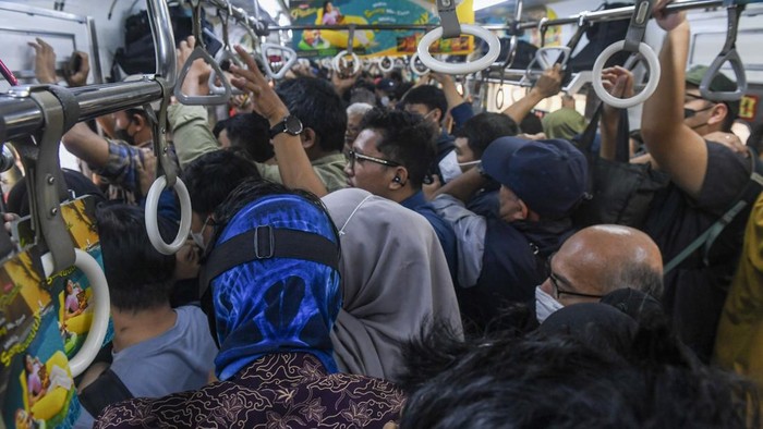 Penumpang berada di dalam Kereta Rel Listrik (KRL) Commuter Line rute Bogor-Jakarta Kota di Jakarta, Selasa (8/9/2026). KAI Commuter resmi menambah jumlah pembatalan perjalanan KRL Bogor Line menjadi total 17 perjalanan per hari yang berlaku mulai 7-30 September, guna perawatan intensif rangkaian kereta. ANTARA FOTO/Muhammad Adimaja