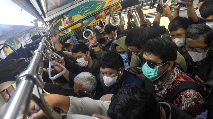 Penumpang berada di dalam Kereta Rel Listrik (KRL) Commuter Line rute Bogor-Jakarta Kota di Jakarta, Selasa (8/9/2026). KAI Commuter resmi menambah jumlah pembatalan perjalanan KRL Bogor Line menjadi total 17 perjalanan per hari yang berlaku mulai 7-30 September, guna perawatan intensif rangkaian kereta. ANTARA FOTO/Muhammad Adimaja