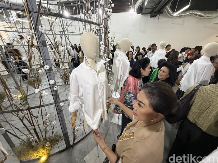 Desainer anggota Ikatan Perancang Mode Indonesia (IPMI) atau Indonesian Fashion Designer Council (IFDC) berkolaborasi dengan Cotton USA dan Senayan City untuk merilis koleksi kemeja putih yang dipamerkan di DRAFT IFDC Pop-Up Store pada 1 September 2026. Penjualan untuk membantu korban bencana gempa NTT.