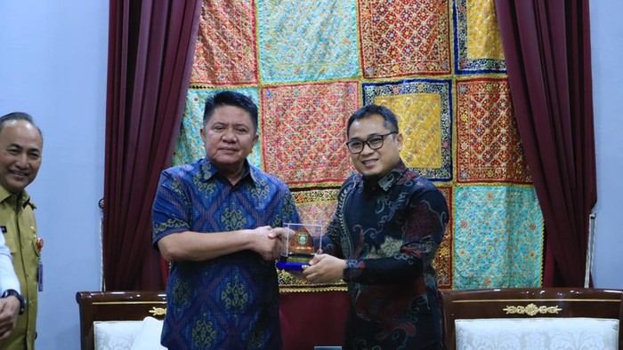 Pertemuan antara Gubernur Sumsel Herman Deru dengan jajaran PT PLN (Persero) di Palembang