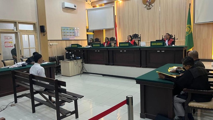 Terdakwa saat menjalani sidang putusan di PN Mojokerto