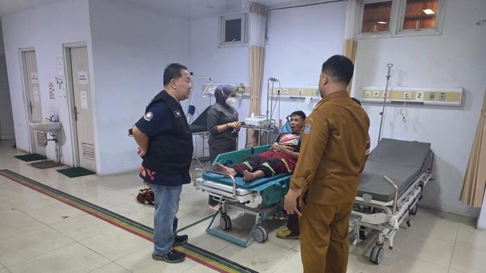 Petugas Damkar Manado tersengat listrik saat padamkan kebakaran.