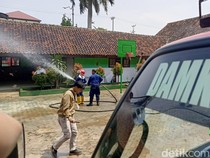 Damkarmat Bandar Lampung Semprot 46 Titik Bersihkan Debu Vulkanik