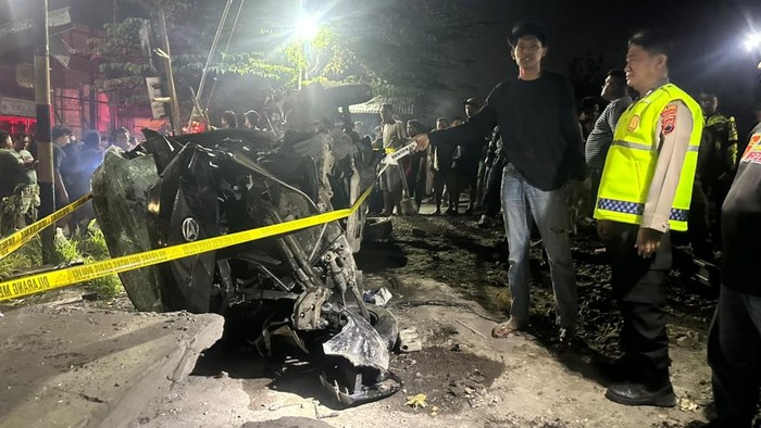 Kondisi pikap yang tertabrak KA Majapahit di Kalijambe, Sragen, Senin (7/9) malam.