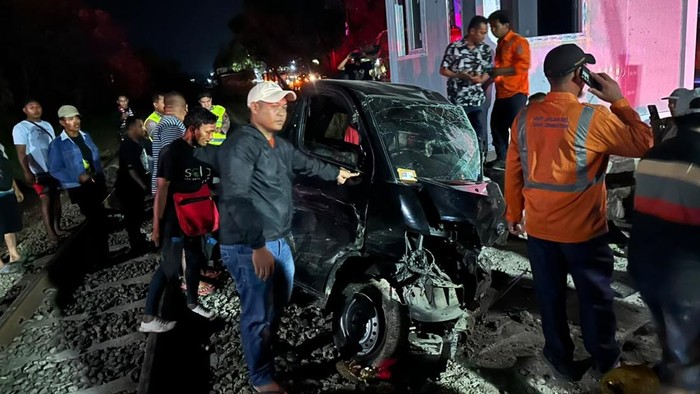 Kondisi mobil pikap usai tertabrak KA Majapahit di Kalijambe, Sragen.