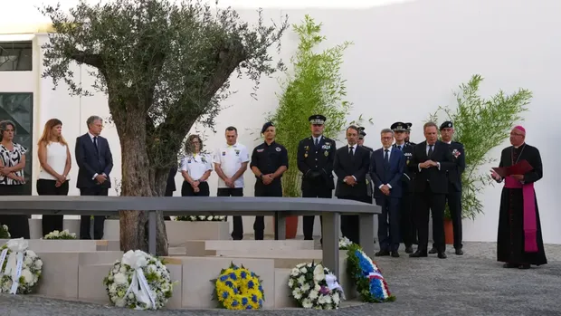 Pohon zaitun tua sebagai monumen mengenang 16 korban tewas tragedi kereta gantung di Lisbon, Portugal