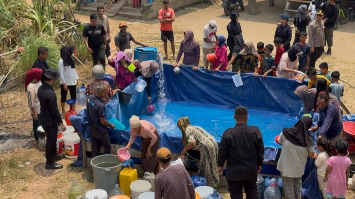 Polda Jambi menyalurkan air bersih ke warga terdampak kekeringan.